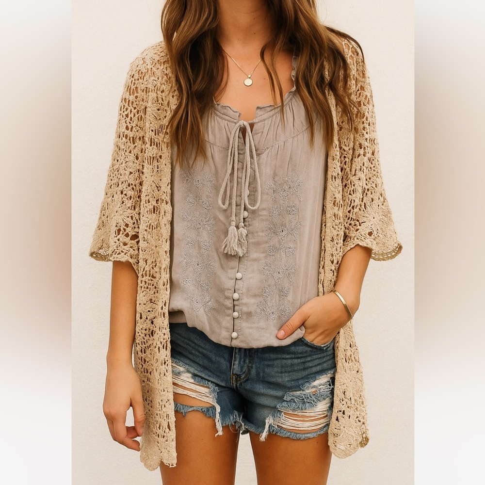 SIMPLY IRRESISTIBLE | Light Gray Blouse with Lace